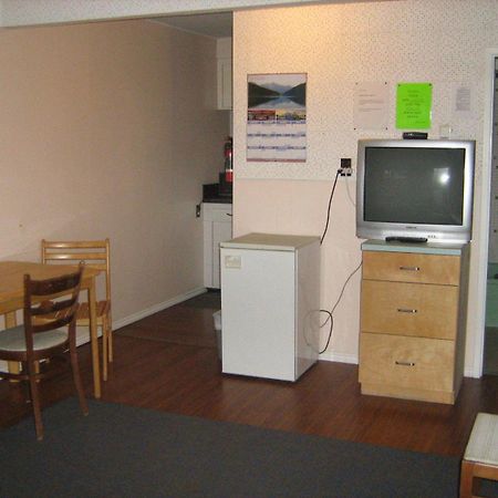 Airport Inn Motel Quesnel Zimmer foto