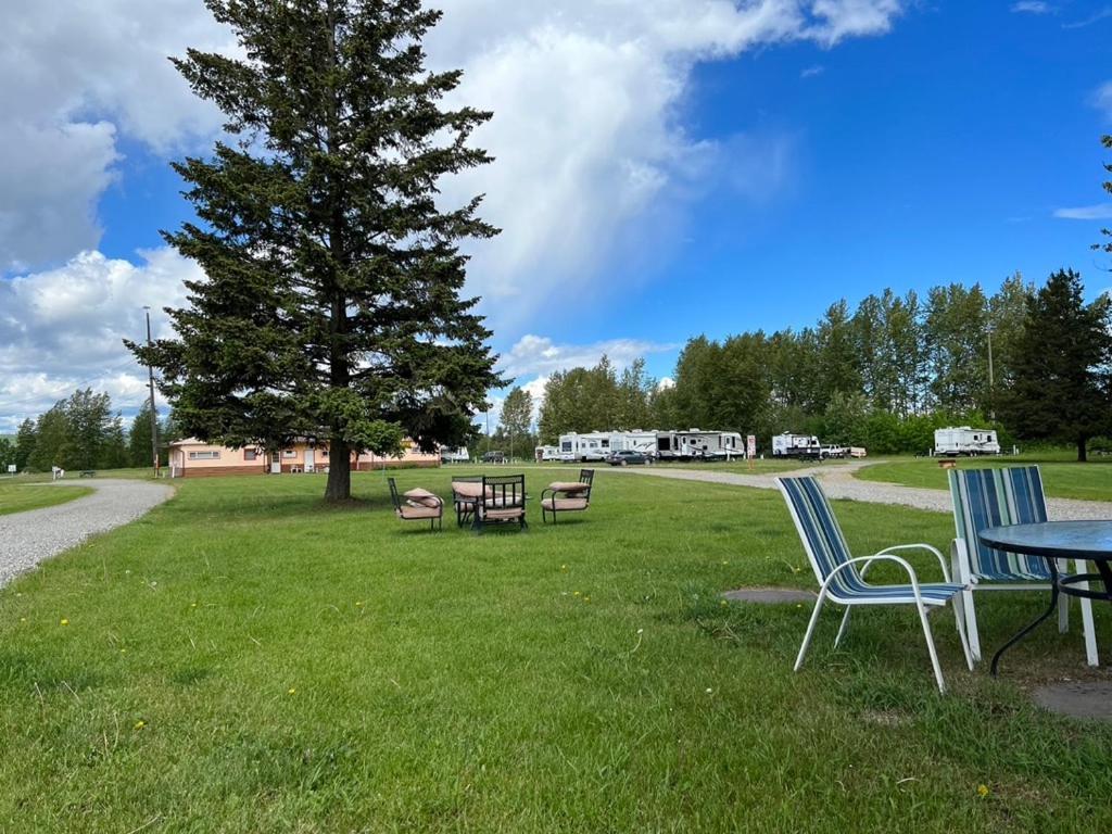 Airport Inn Motel Quesnel Exterior foto