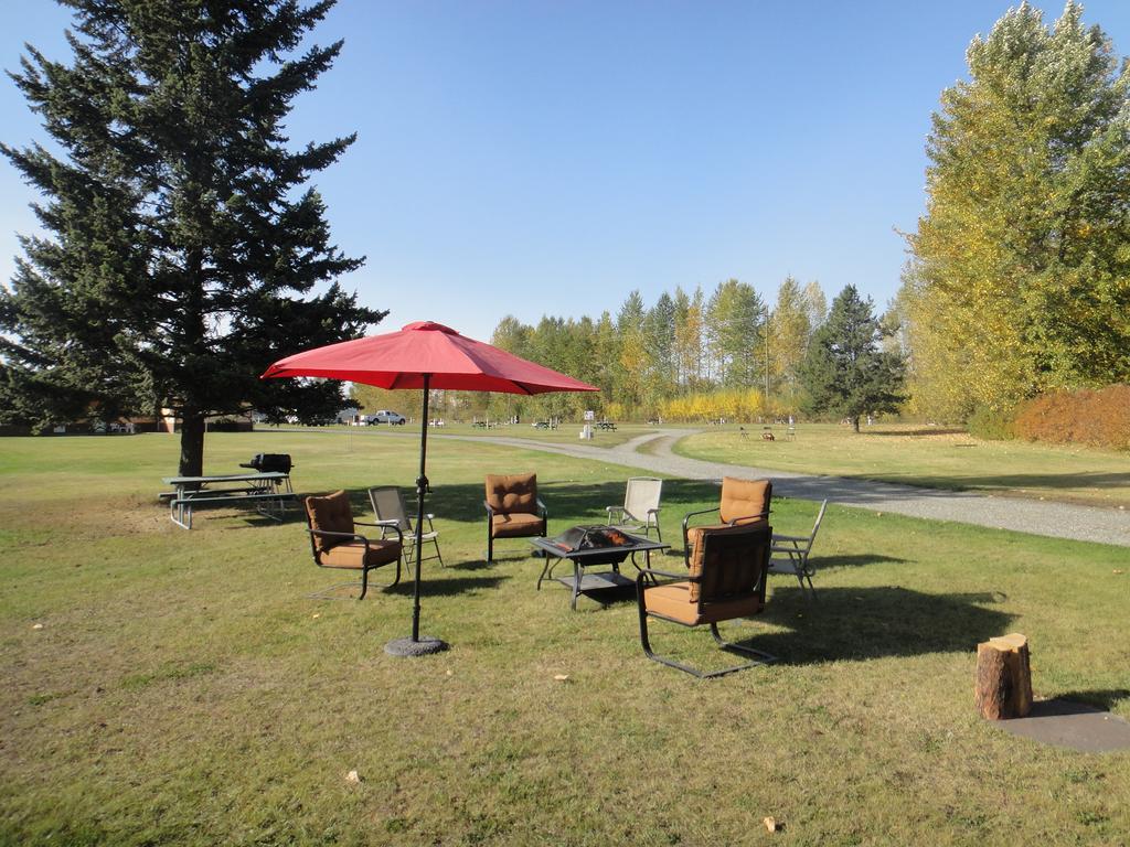 Airport Inn Motel Quesnel Exterior foto