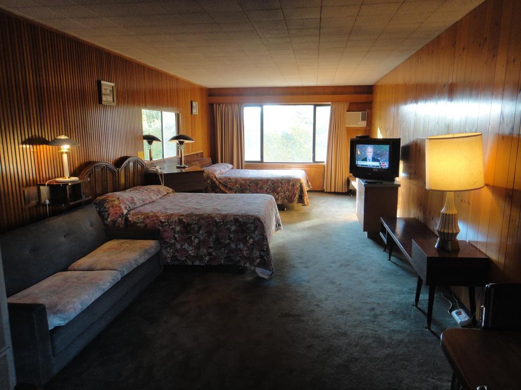 Airport Inn Motel Quesnel Zimmer foto