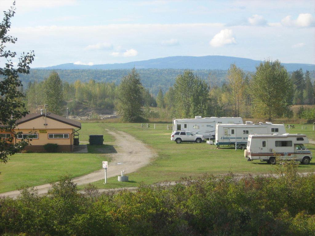 Airport Inn Motel Quesnel Exterior foto