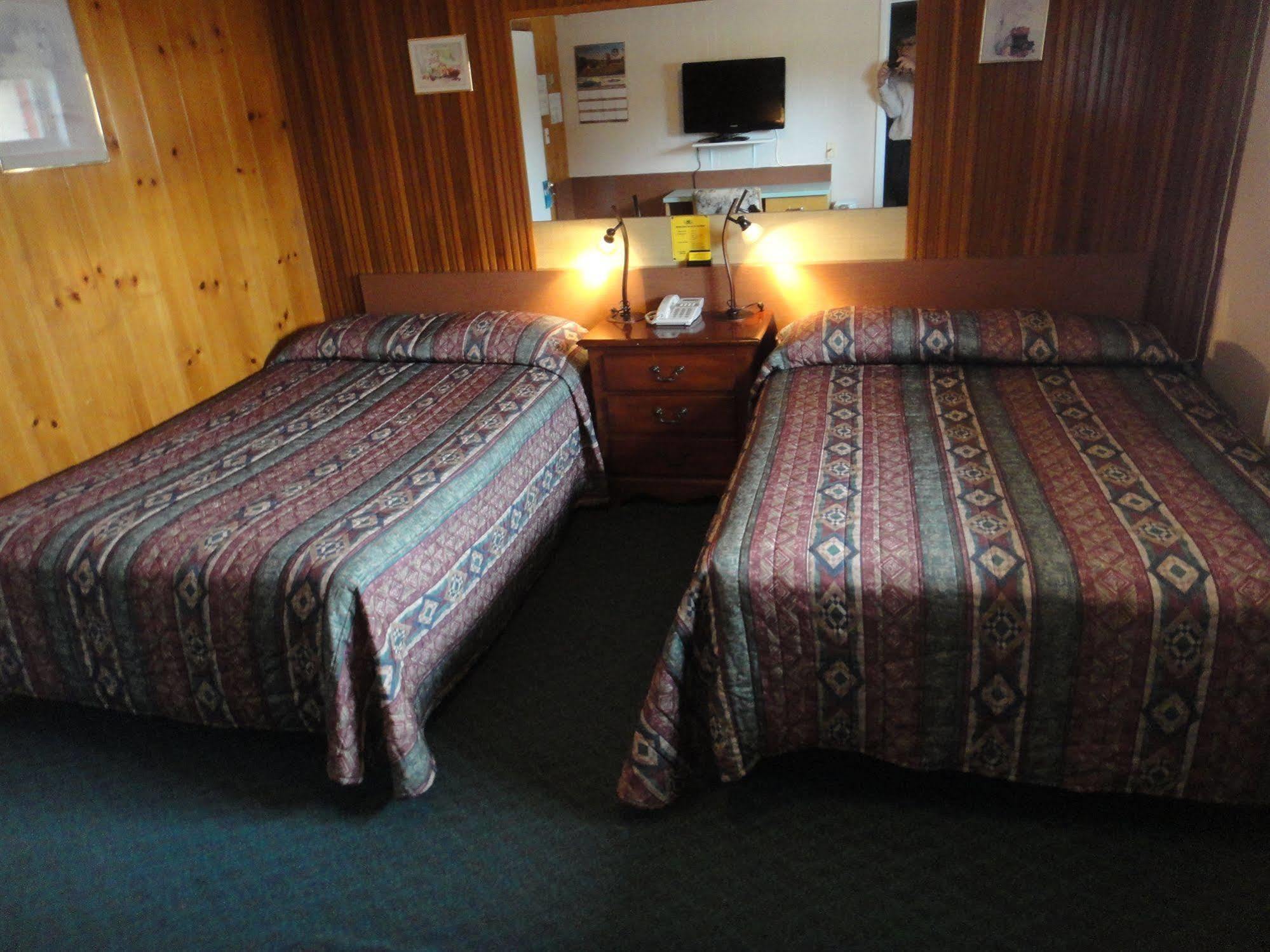 Airport Inn Motel Quesnel Exterior foto